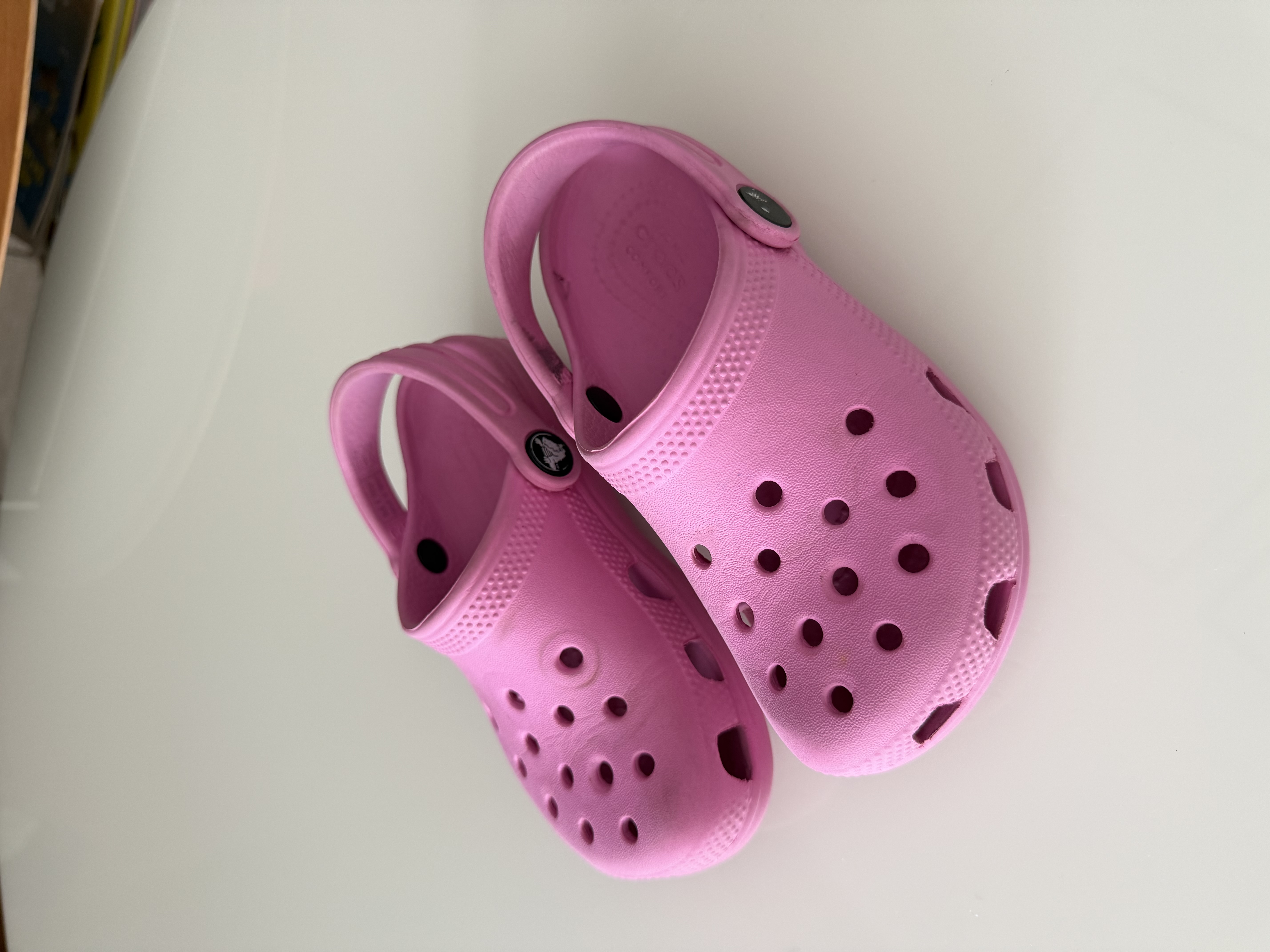 Crocs veste até 29 (11 EUA)