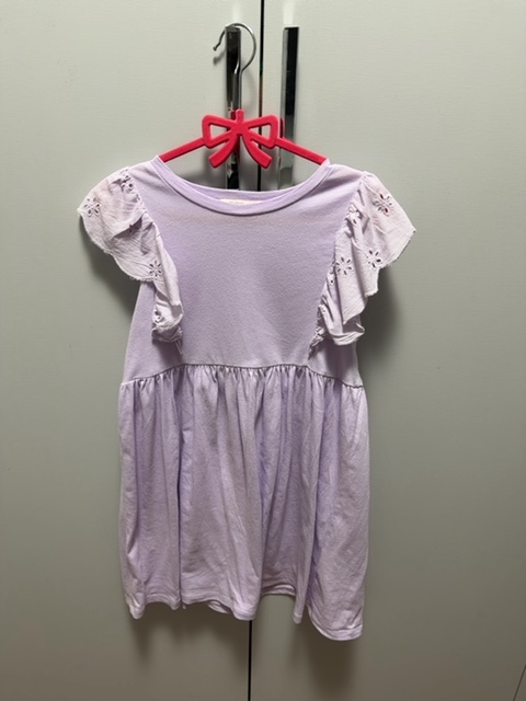 Vestido lilás babado na manga